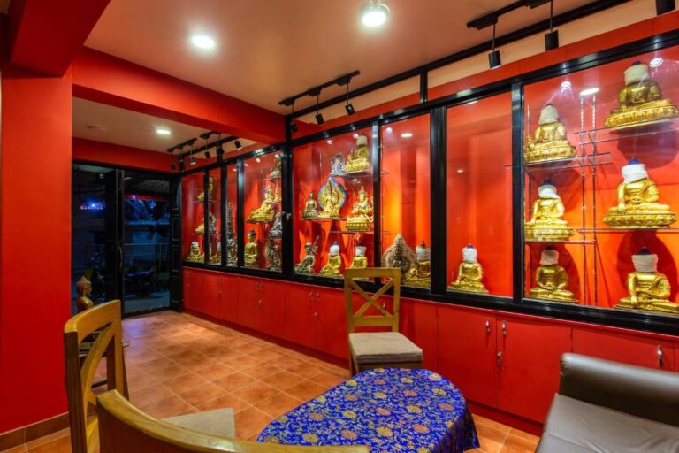 Vajra House _ loby shop